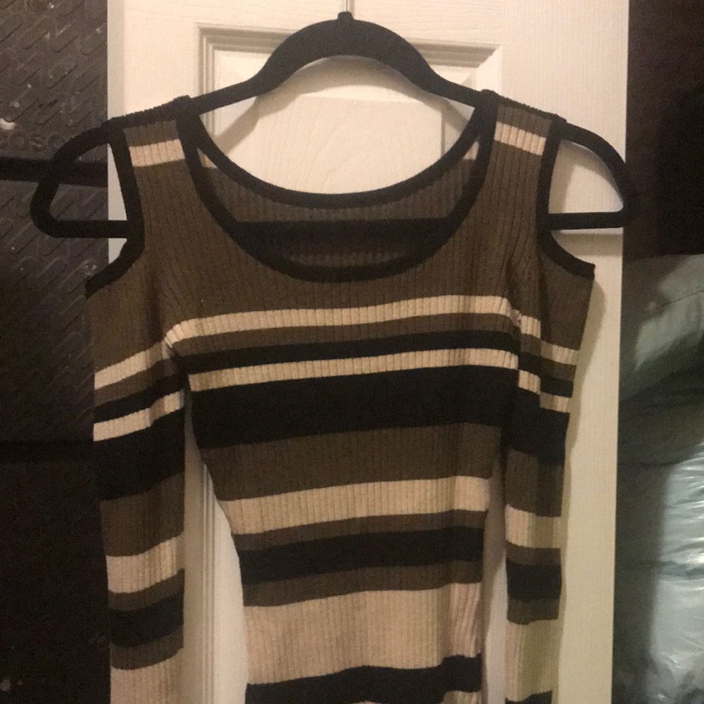 Long sleeve ribbed shirt with shoulder cut out